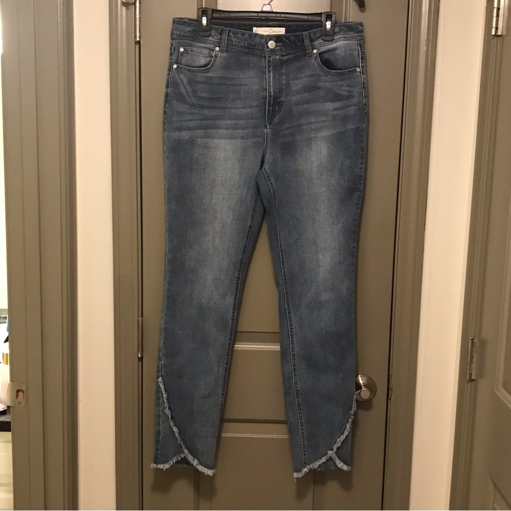 Jeans with tattered ankle detailing.